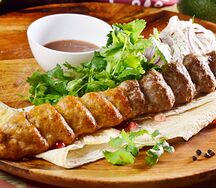 Люля-кебаб из телятины и индейки с соусом сацебели