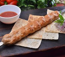 Люля-кебаб из индейки с соусом сацебели