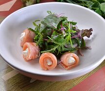 Салат с опаленным лососем 