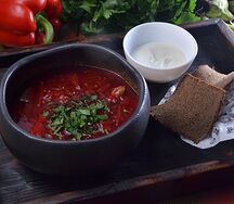 Борщ из говядины с чесночными гренками