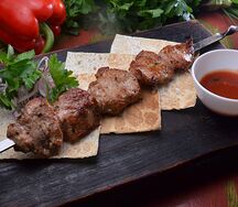 Шашлык из мякоти ягненка с соусом сацебели