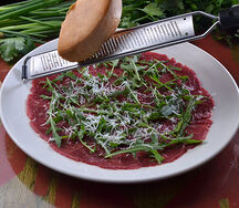 Карпаччо из говядины с копченым сулугуни