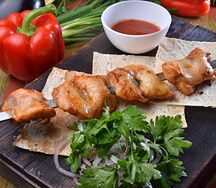 Шашлык из куриных бедрышек с соусом сацебели