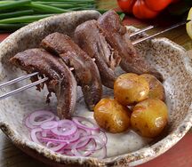 Язык ягненка с печеным картофелем