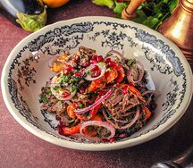 Салат Тбилиси с говядиной и красной фасолью