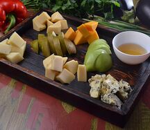 Ассорти европейских сыров с сезонными фруктами
