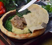 Томленый ягненок с картофельным пюре и шпинатом