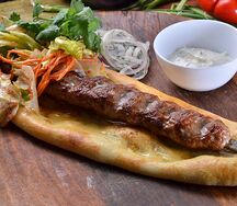 Лодочка люля-кебаб из баранины с салатом