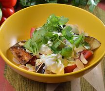 Салат с жареным баклажаном, миндалем и сыром страчателла