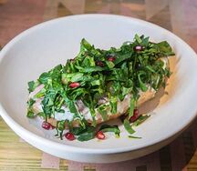 Брускетта с козьим сыром, рачинской ветчиной и виноградом