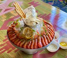 Большое плато из креветок и ассорти соусов