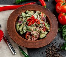 Овощной салат с грецкими орехами по-грузински