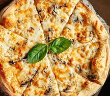 Пицца с трюфельной пастой и шампиньонами
