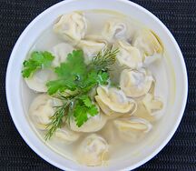 Пельмени с бульоном