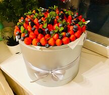 Шляпная коробка с клубникой Premium