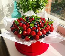 Шляпная коробка с клубникой Standart