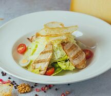 Салат Цезарь с курицей