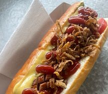 Хот-дог фирменный с говяжьей сосиской