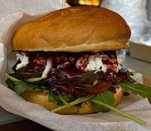 Бургер с утиной грудкой