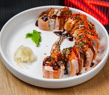 Опаленный ролл с лососем и креветкой