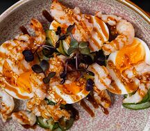 Яйцо, креветка, зелень, спайси-соус 