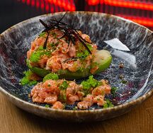 Тартар Лосось, авокадо, икра 