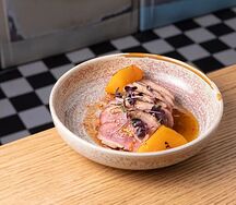 Филе утки с апельсиновым соусом и хурмой