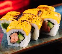 Теплый ролл печеный лосось 