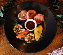 Медальоны из свиной вырезки с овощами гриль