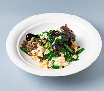 Джусай с яйцом и древесными грибами