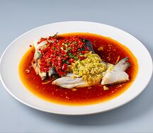 Голова лосося в красном и желтом перце