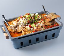 Жареный карп с лапшой и овощами