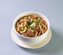 Лапша с тушеной говядиной .