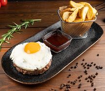 Бифштекс с яйцом