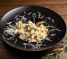 Паста с курицей и грибами