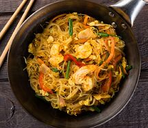 Сингапурская лапша с курицей