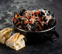 Мидии в томатном соусе с гренками