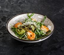 Зеленый салат с креветками и авокадо