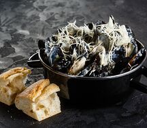 Мидии в соусе берблан с гренками