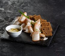 Копченое сало с гренками