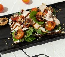 Брускетта с курицей и грецким орехом