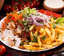 Шаурма открытая на тарелке со свининой