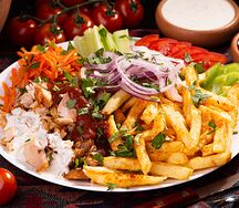 Открытая шаурма на тарелке с курицей