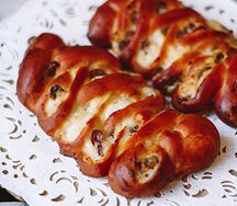 Косичка с творогом и изюмом