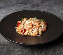 Салат Цезарь с креветками