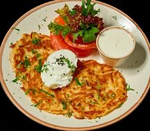 Драники с лососем, сметаной и яйцо пашот