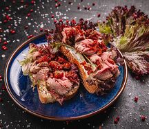 Брускетта с ростбифом