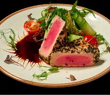 Стейк из тунца с с овощным салатом
