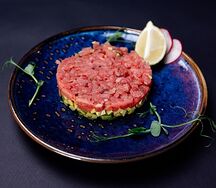 Тартар из лосося и авокадо