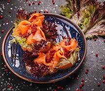 Брускетта с лососем